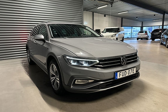 Volkswagen Passat Alltrack 3 of 5