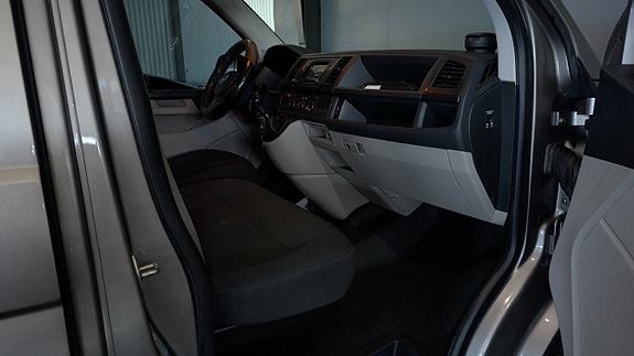 Volkswagen Caravelle 10 of 15