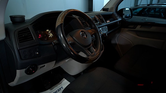 Volkswagen Caravelle 9 of 15