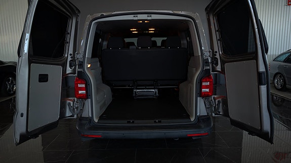 Volkswagen Caravelle 8 of 15