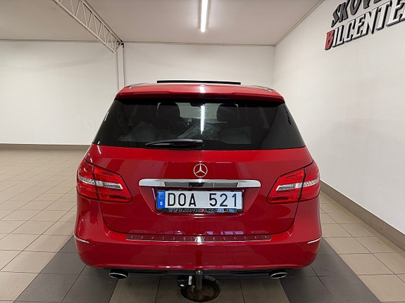 Mercedes-Benz B180 4 of 5