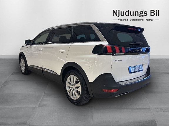 Peugeot 5008 2 of 5