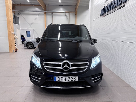 Mercedes-Benz V250 2 of 5