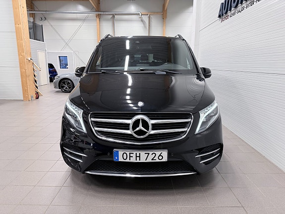 Mercedes-Benz V250 4 of 5