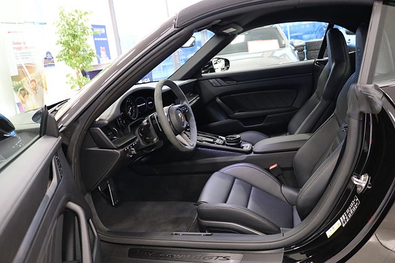 Porsche 911 Carrera 4 GTS 10 of 22