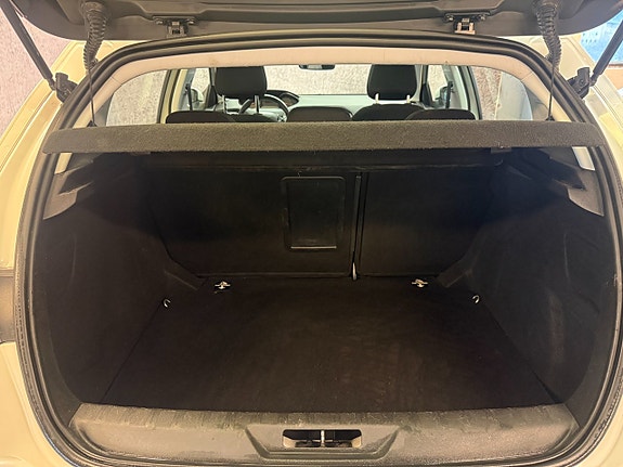 Peugeot 308 12 of 15