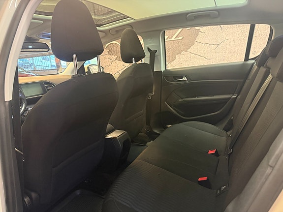 Peugeot 308 8 of 15