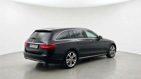 Mercedes-Benz C300 4 of 5