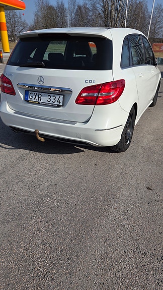 Mercedes-Benz B180 4 of 13