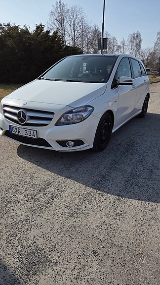 Mercedes-Benz B180 2 of 13