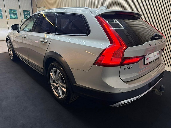 Volvo V90 Cross Country 3 of 5