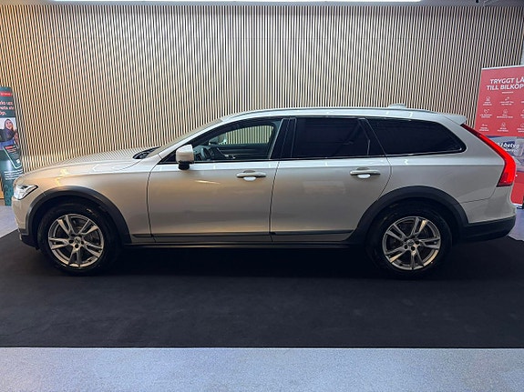 Volvo V90 Cross Country 2 of 5