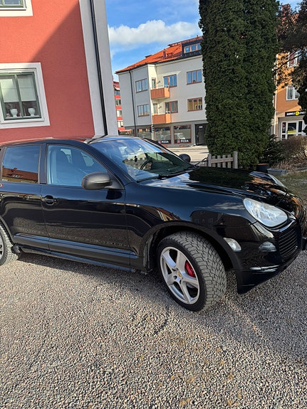 Porsche Cayenne Turbo 3 of 6