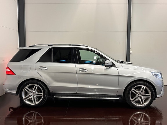 Mercedes-Benz ML350 4 of 5
