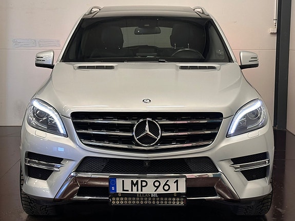 Mercedes-Benz ML350 2 of 5