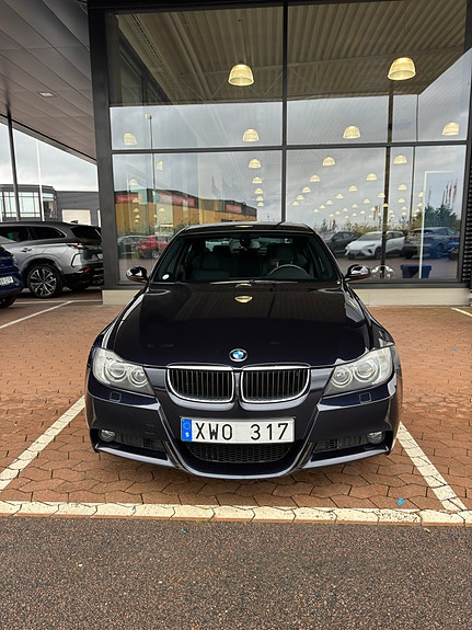 BMW 320Si 2 of 5