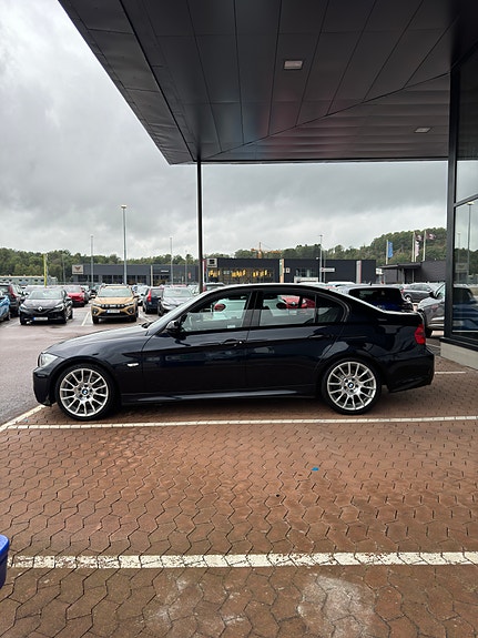BMW 320Si 3 of 5