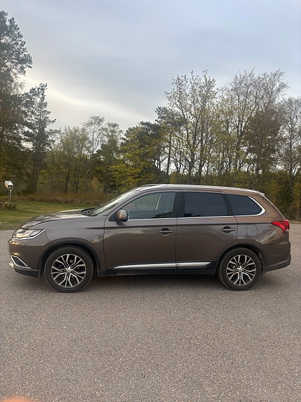 Mitsubishi Outlander 2 of 8