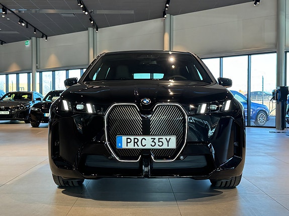 BMW iX 2 of 5