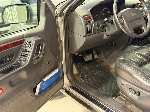 Jeep Grand Cherokee 11 of 14