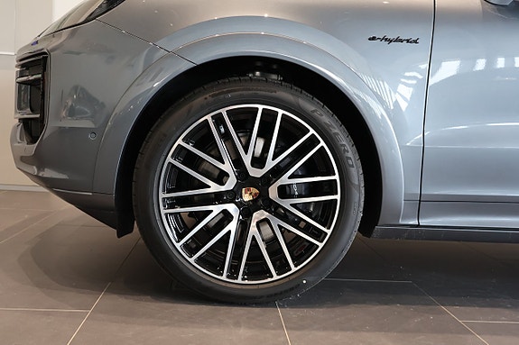 Porsche Cayenne 4 of 5
