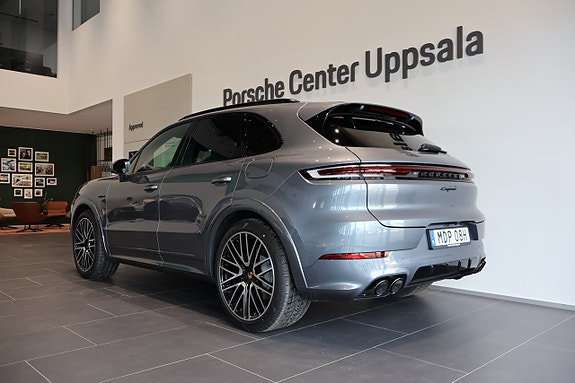 Porsche Cayenne 3 of 5