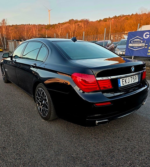 BMW 750Li 2 of 30