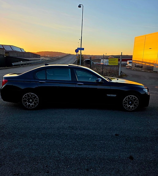 BMW 750Li 8 of 30