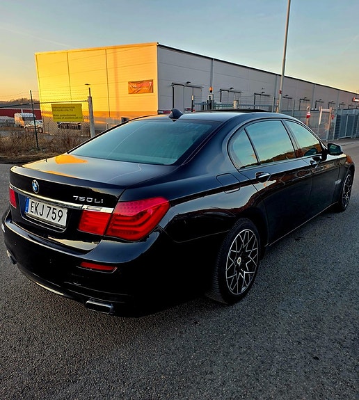 BMW 750Li 5 of 30