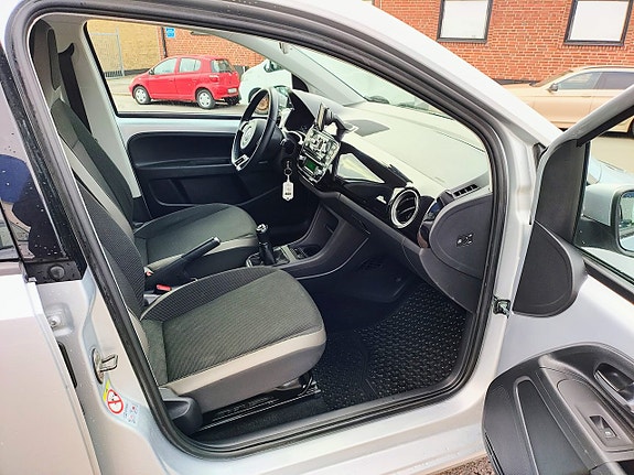 Volkswagen UP! 14 of 14
