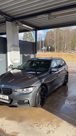 BMW 320d 2 of 4