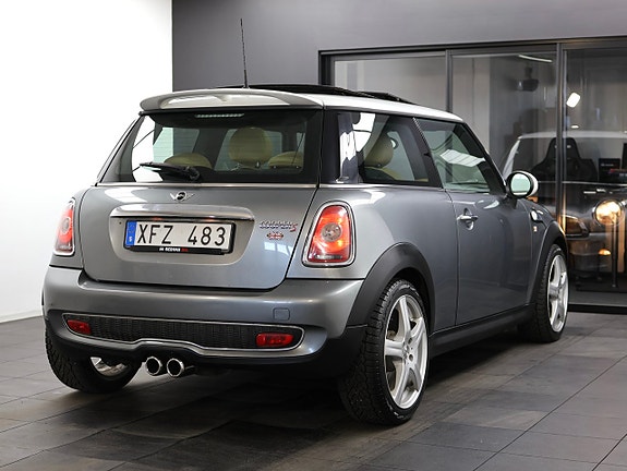 MINI Cooper S 4 of 5