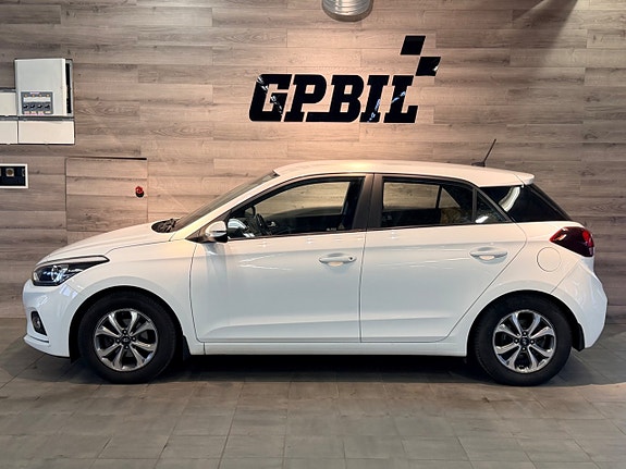 Hyundai i20 2 of 5