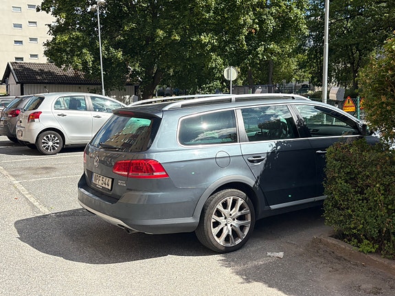 Volkswagen Passat Alltrack 3 of 4