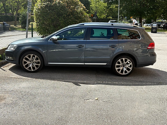 Volkswagen Passat Alltrack 2 of 4