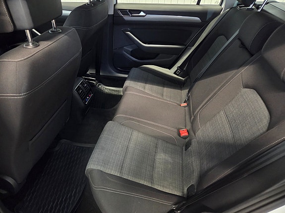 Volkswagen Passat 10 of 17