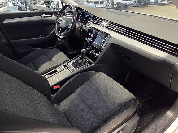 Volkswagen Passat 9 of 17
