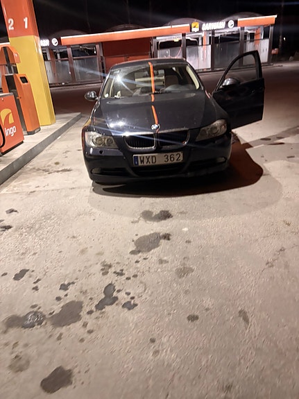 BMW 320i 4 of 8