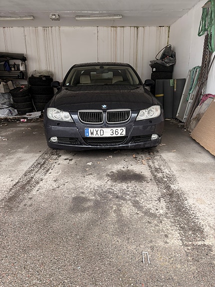 BMW 320i 2 of 8