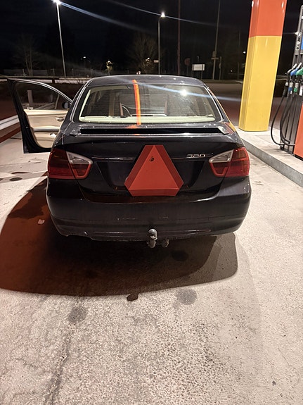 BMW 320i 5 of 8