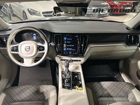 Volvo V60 Cross Country 7 of 14