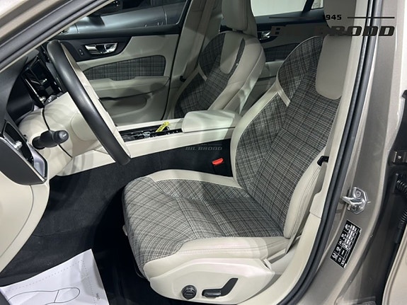 Volvo V60 Cross Country 8 of 14