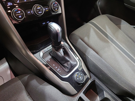 Volkswagen T-Roc 10 of 16