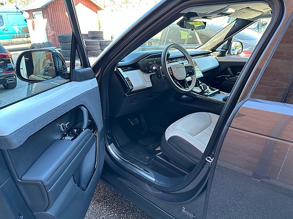 Land Rover Range Rover Sport 12 of 27