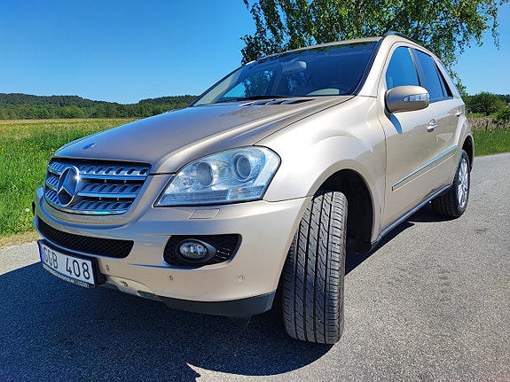 Mercedes-Benz ML320 2 of 5