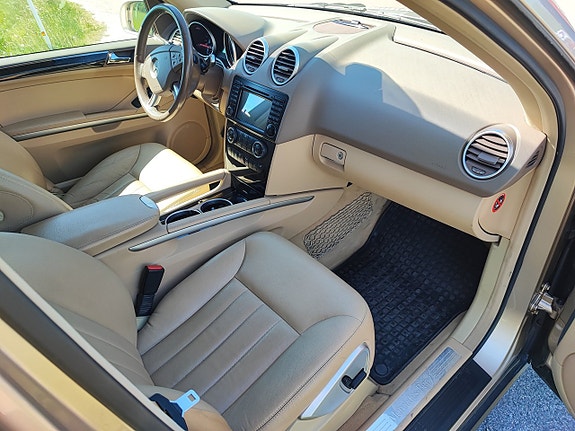 Mercedes-Benz ML320 6 of 30