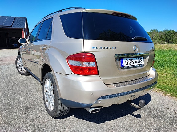 Mercedes-Benz ML320 4 of 5