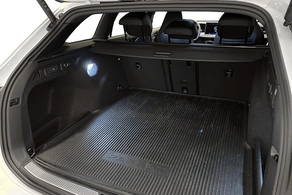 Volkswagen Passat 9 of 14