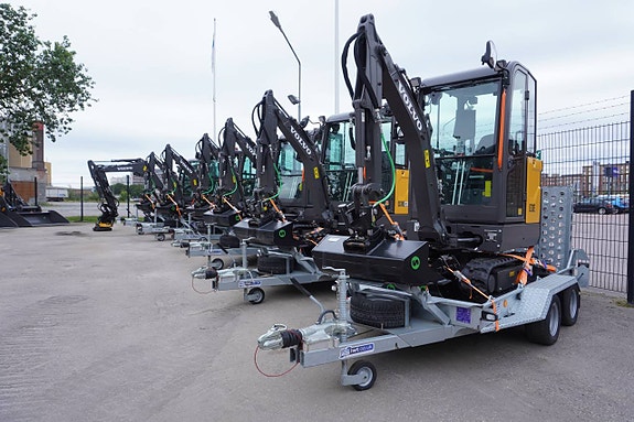 EC18E + Steelwrist tilfäste + skoppaket + IFOR Williams Släp