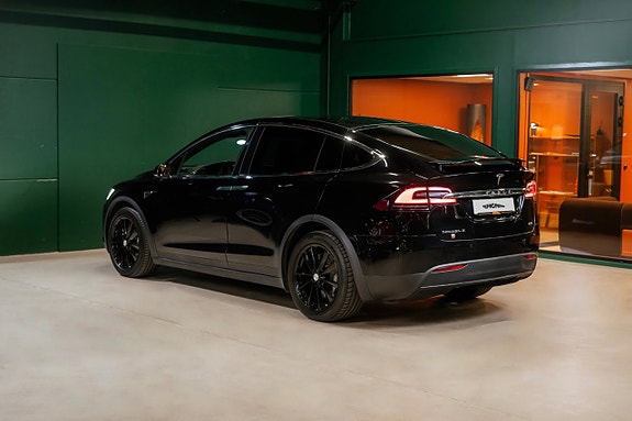 Tesla Model X 3 of 5